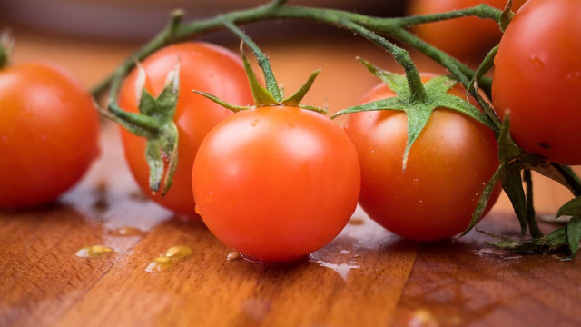 Ilustrasi Cara Buat Jus Tomat. Foto: Unsplash/ Andrea Riezzo.