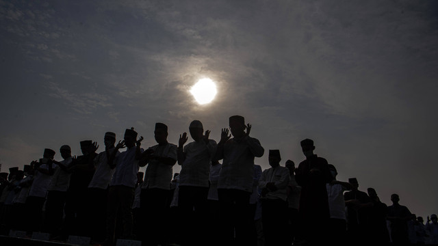 Umat Islam melaksanakan Shalat Istisqa atau salat meminta hujan di halaman Griya Agung Palembang, Sumatera Selatan, Sabtu (30/9). Foto: ANTARA FOTO/Nova Wahyudi