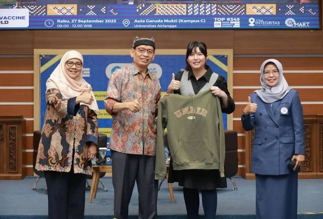 Dr Carina saat hadir dalam kuliah tamu yang digelar Lembaga Penelitian dan Pengabdian Masyarakat (LPPM) Unair. Foto: Humas Unair