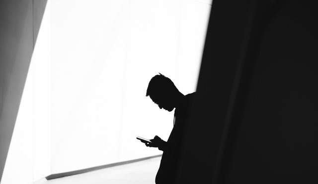Ilustrasi Secret Admirer. Sumber: Unsplash