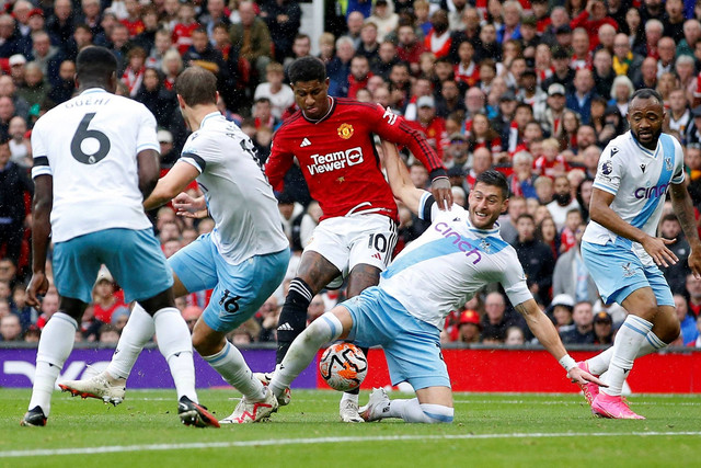 Pemain Manchester United Marcus Rashford menembak ke gawang Crystal Palace di Old Trafford, Manchester, Inggris, Sabtu (30/9/2023). Foto: Action Images via Reuters/Craig Brough