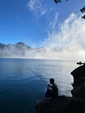 Mancing di ketinggian Danau Segara Anak (Sumber : Pribadi, Minggu 24/7/2023)