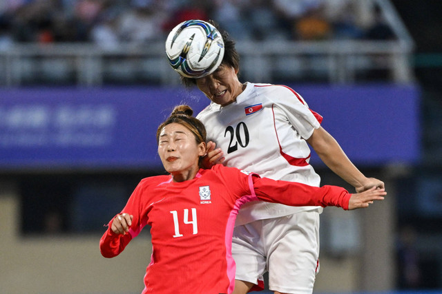 Pertandingan Korea Utara melawan Korea Selatan pada perempat final sepak bola wanita Asian Games 2022 Hangzhou di Wenzhou, provinsi Zhejiang, China, Sabtu (30/9/2023).  Foto: Hector RETAMAL / AFP