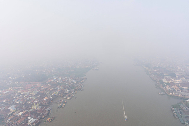 Foto udara kawasan Kota Palembang yang tertutup kabut asap di Palembang, Sumatera Selatan, Minggu (1/10/2023). Foto: Nova Wahyudi/ANTARA FOTO