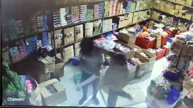 Potongan gambar dari video CCTV saat kasus dugaan polisi aniaya polisi di Kota Manado. 