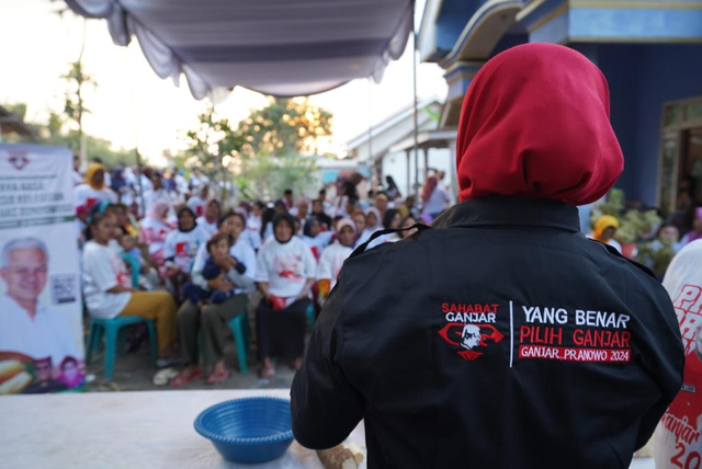Sahabat Ganjar saat menggelar workshop pembuatan tape di Bondowoso, Sabtu (30/9). Foto: Dok. Istimewa