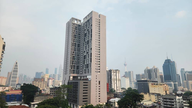 Ibu kota Malaysia tertutup kabut asap kiriman Indonesia Minggu (1/10/2023). Foto: Dok. Istimewa