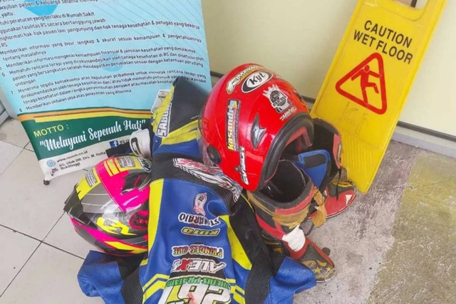 Pakaian dan alat pengaman pebalap yang tewas di ajang balap sepeda motor di Kota Bukittinggi, Minggu (1/10/2023). Foto: Altas Maulana/Antara