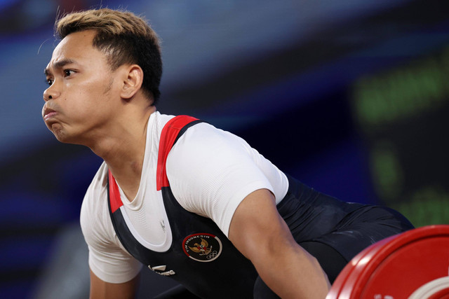 Lifter putra Indonesia Eko Yuli Irawan melakukan angkatan snatch pada final 67 kilogram Grup A Asian Games 2022 di Xiaoshan Sports Centre Gymnasium, Hangzhou, China, Minggu (1/10/2023). Foto: M Risyal Hidayat/Antara Foto 