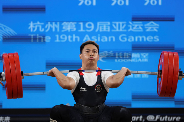 Lifter putra Indonesia Eko Yuli Irawan melakukan angkatan clean and jerk pada final 67 kilogram Grup A Asian Games 2022 di Xiaoshan Sports Centre Gymnasium, Hangzhou, China, Minggu (1/10/2023). Foto: M Risyal Hidayat/Antara Foto 