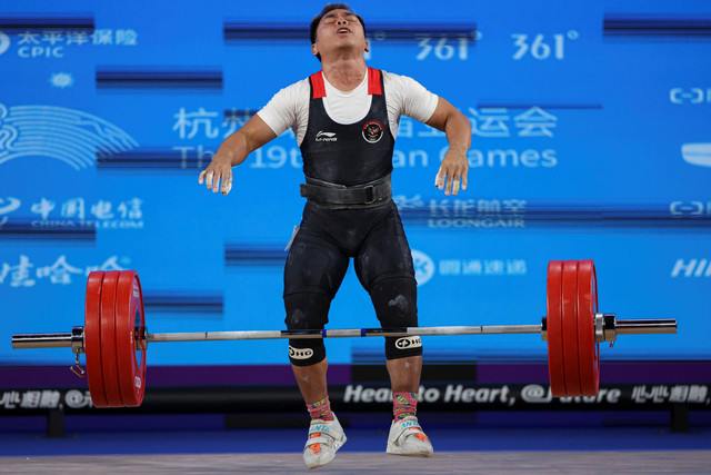 Lifter putra Indonesia Eko Yuli Irawan gagal melakukan angkatan clean and jerk pada final 67 kilogram Grup A Asian Games 2022 di Xiaoshan Sports Centre Gymnasium, Hangzhou, China, Minggu (1/10/2023). Foto: M Risyal Hidayat/Antara Foto 