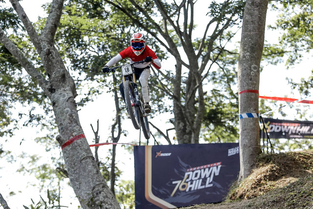Atlet downhill Indonesia, Rendy Sanjaya, menjuarai kelas Men Elite 76 Indonesian Downhill 2023 di Ternadi Bike Park, Kudus, pada Minggu (1/10). Foto: 76 Indonesian Downhill
