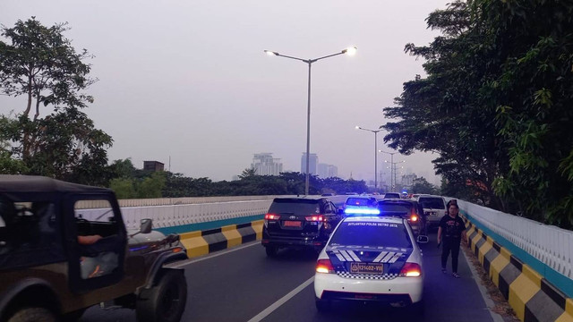 Kecelakaan antara dua pengendara mobil di kawasan JLNT Antasari Jakarta Selatan, Senin (2/10/2023). Foto: Twitter/@TMCPoldaMetro