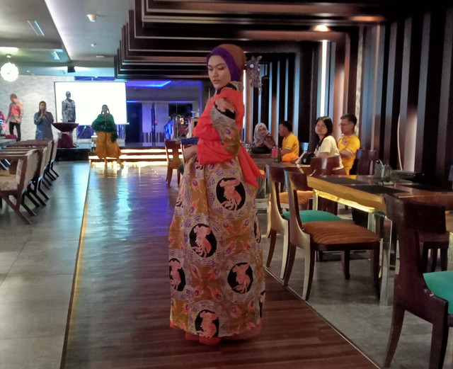 Hanbok motif batik Mojopahit yang menjadi kolaborasi desainer Embran Nawawi dan pemilik Batik Poerwa Probolinggo, Nico Sawiji. Foto-foto: Masruroh/Basra