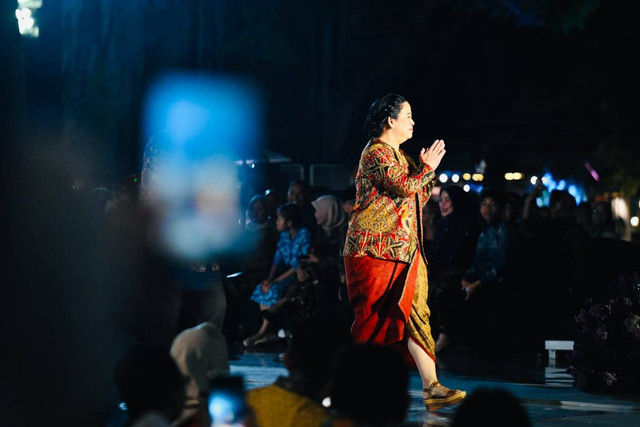 Ketua DPR RI Puan Maharani catwalk dalam acara Istana Berbatik di depan Istana Merdeka, Jakarta, Minggu (1/10/2023). Foto: Laily Rachev/Biro Pers Sekretariat Presiden