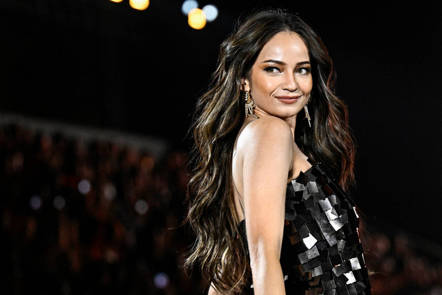 Enzy Storia tampil di L'Oreal Paris Le Defile Paris Fashion Week 2023 Womenswear Spring/Summer 2024 di Paris, Prancis pada, Minggu (1/10/2023). Foto: Julien De Rosa/AFP