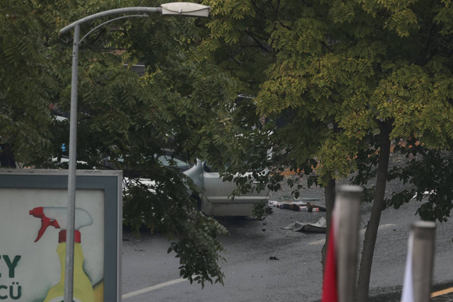 Adegan serangan bom sebagian terlihat di depan Kementerian Dalam Negeri di Ankara, Turki, Minggu (1/10/2023). Foto: Cagla Gurdogan/REUTERS