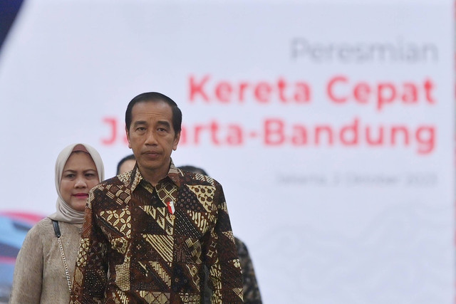 Presiden Jokowi (kanan) didampingi Ibu Negara Iriana (kiri) bersiap meresmikan kereta cepat Jakarta-Bandung di Stasiun Halim, Jakarta, Senin (2/10/2023). Foto: Akbar Nugroho Gumay/ANTARA FOTO