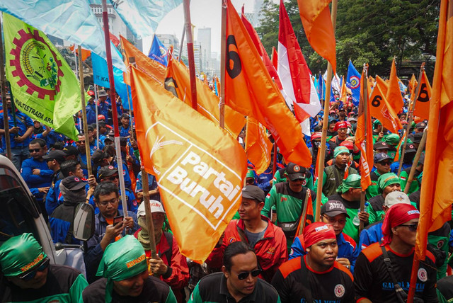 Massa yang tergabung dari sejumlah kelompok buruh melakukan aksi unjuk rasa di kawasan Patung Kuda, Monas, Jakarta, Senin (2/10/2023). Foto: Iqbal Firdaus/kumparan