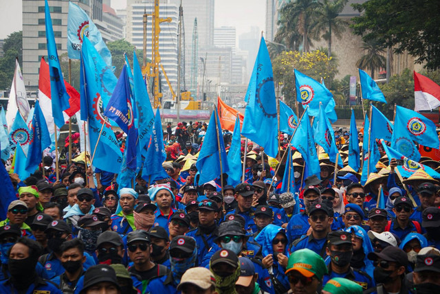 Massa yang tergabung dari sejumlah kelompok buruh melakukan aksi unjuk rasa di kawasan Patung Kuda, Monas, Jakarta, Senin (2/10/2023). Foto: Iqbal Firdaus/kumparan