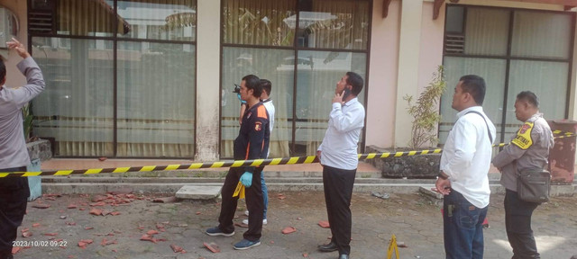 Polisi melakukan evakuasi mahasiswi UMY yang loncat dari lantai 4 gedung asrama. Foto: dok. Polres Bantul