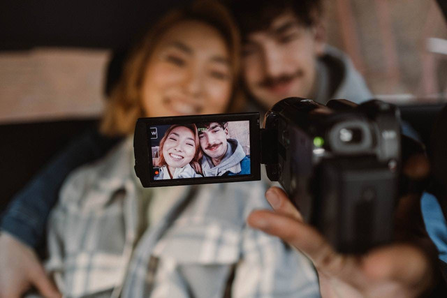 Ilustrasi kado virtual untuk pacar. Sumber foto: pexels/cottonbro studio.