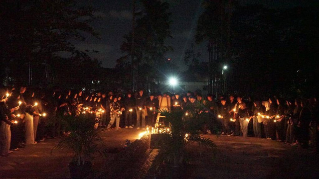 Suasana doa bersama mahasiswa UMY untuk mendoakan mahasiswi UMY yang menjadi korban bunuh diri, Senin (2/10). Foto: Arif UT/Pandangan Jogja