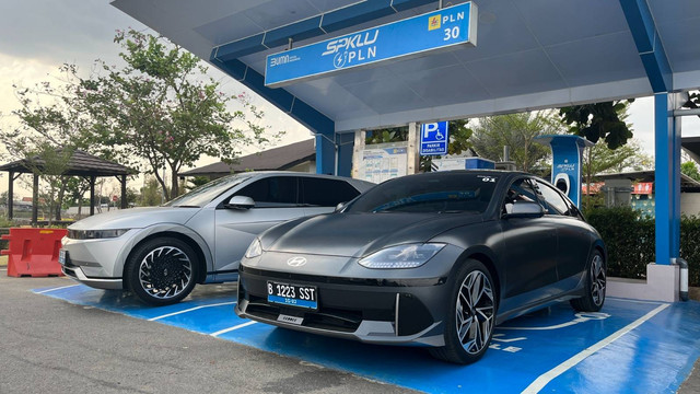 Mobil listrik Hyundai di SPKLU rest area KM 130 A di tol Trans Jawa. Foto: Aditya Pratama Niagara/kumparan