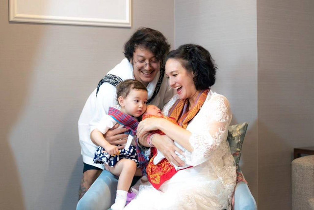 Nadine Chandrawinata dan Dimas Anggara menyambut kelahiran anak kedua. Foto: Instagram/@dimsanggara