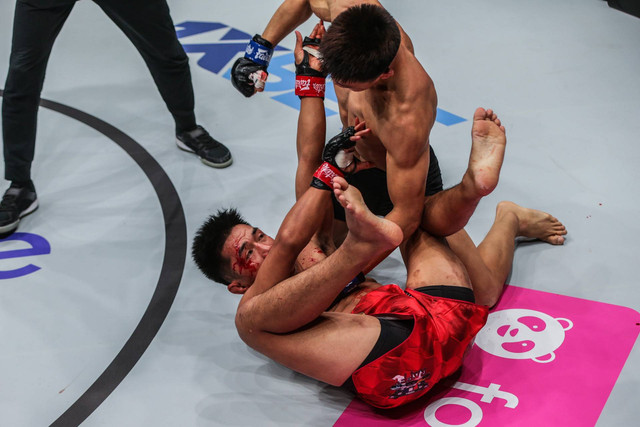 Hu Yong (atas) saat mengalahkan mantan juara ONE Championship, Geje Eustaquio. Foto: ONE Championship