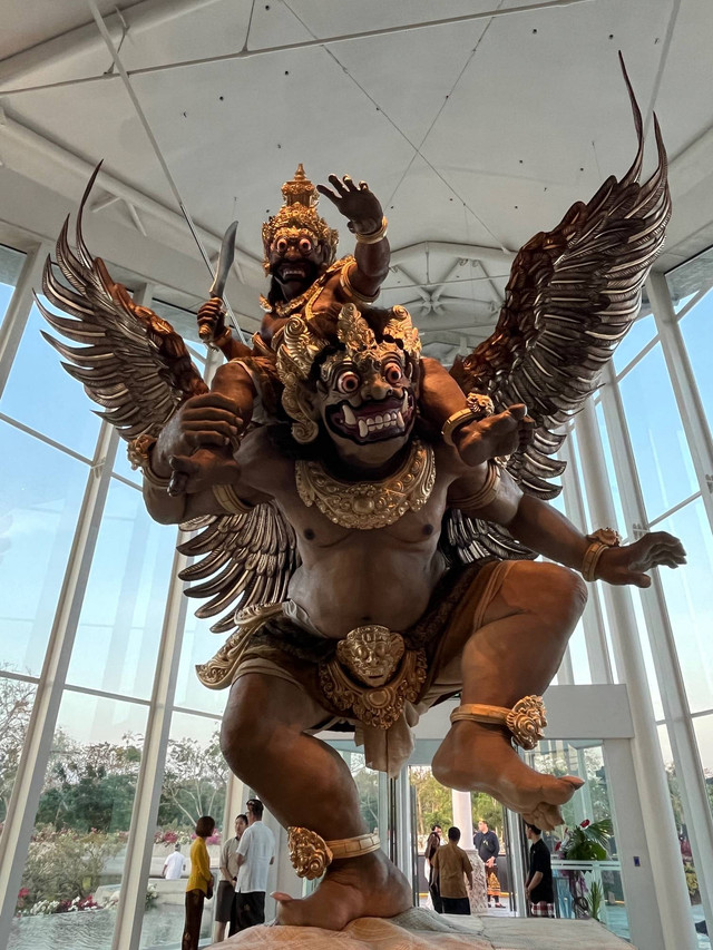 Ogoh-ogoh setinggi hampir 10 meter di dalam Museum SAKA, AYANA Bali. Foto: Adhie Ichsan/kumparan