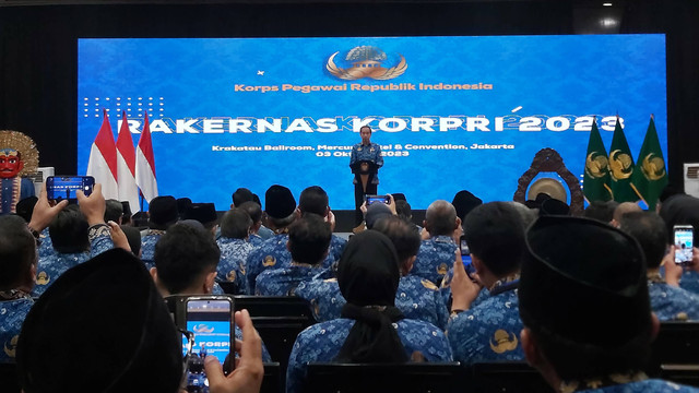 Presiden Jokowi memberikan sambutan pada pembukaan Rakernas KORPRI, di Jakarta, Selasa (3/10/2023). Foto: Nadia Riso/kumparan