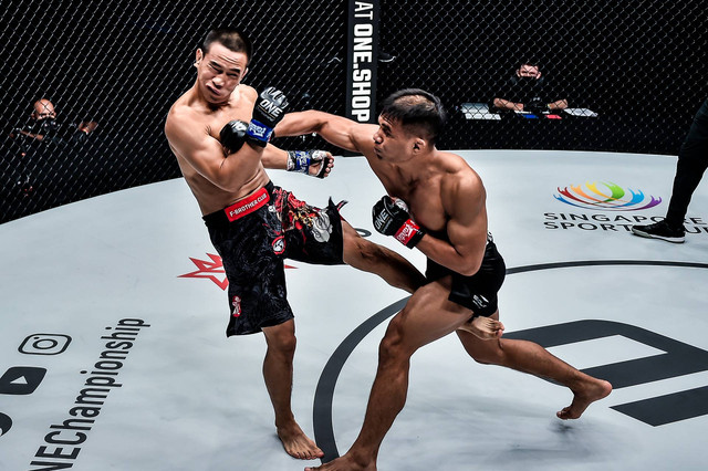 Eko Roni Saputra (kanan) melayangkan pukulan keras pada Liu Peng Shuai yang menumbangkan sang lawan hanya dalam 10 detik. Foto: ONE Championship