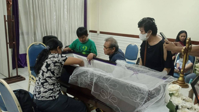 Suasana persemayaman Benediktus Alvaro Darren di Rumah Duka Rs St Elisabeth, Bekasi, Selasa (3/10/2023). Foto: Fadlan/kumparan
