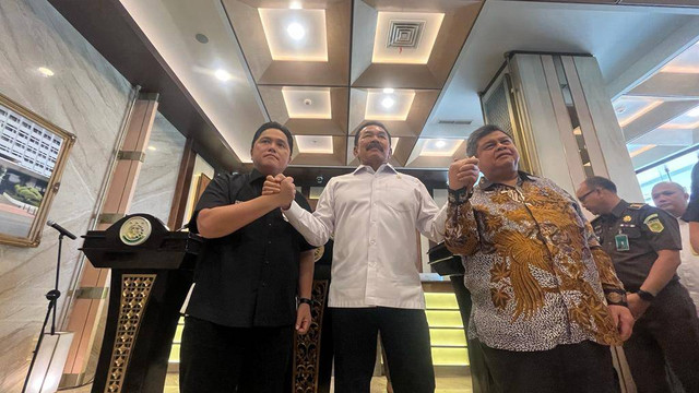 Konferensi pers Menteri BUMN Erick Thohir, Kepala BPKP, dan Jaksa Agung dalam rangka penyerahan perkara Dana Pensiun BUMN, Selasa (3/10/2023). Foto: Fariza Rizky Ananda/kumparan
