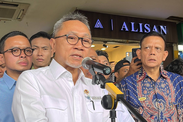 Menteri Perdagangan Zulkifli Hasan mengunjungi Pusat Grosir Cililitan (PGC), Jakarta, Selasa (3/10/2023). Foto: Widya Islamiati/kumparan