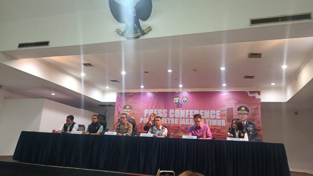 Konpers terkait CHR (16), anak perwira menengah (pamen) TNI AU, yang ditemukan tewas terbakar di Lanud Halim Perdanakusuma, di Polres Jakarta Timur, Selasa (3/10/2023). Foto: Annisa Thahira Madina/kumparan