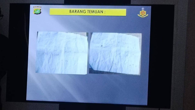 Dua lembar kertas berisi curhatan yang ditemukan di kamar CHR (16), anak perwira menengah (pamen) TNI AU, yang ditemukan tewas terbakar di Lanud Halim Perdanakusuma. Foto: Annisa Thahira Madina/kumparan