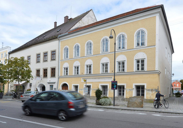 Tampilan luar rumah kelahiran Adolf Hitler, depan, di Braunau am Inn, Austria, pada 27 September 2012. Foto: Kerstin Joensson/AP Photo