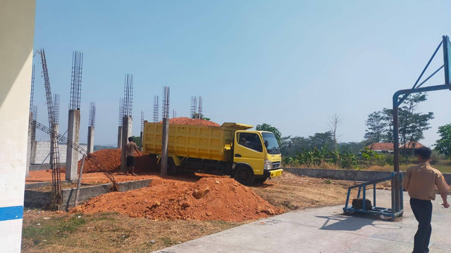 Foto Pembangunan Masjid di Sekolah (Foto Dokumen Pribadi)