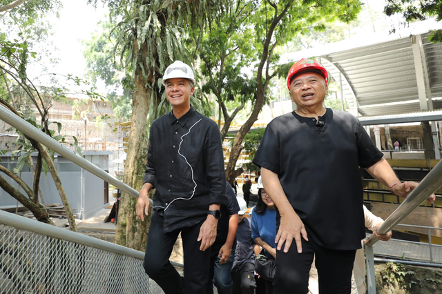 Bacapres Ganjar Pranowo bersama I Nyoman Nuarta saat menyambangi Nyoman Nuarta Gallery di Bandung Barat, Jawa Barat, Selasa (3/10/2023). Foto: Dok. Istimewa