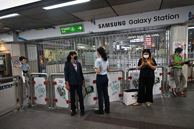 Pekerja di Mal Siam Paragon di pusat kota Bangkok usai insiden penembakan pada, Selasa (3/10/2023). Foto: Lillian Suwanrumpha/AFP