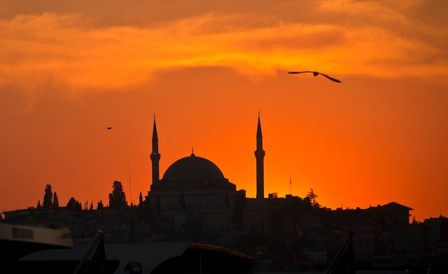 Ilustrasi Cara Meneladani Nabi Ibrahim a.s. Sumber Unsplash/Simon Infanger