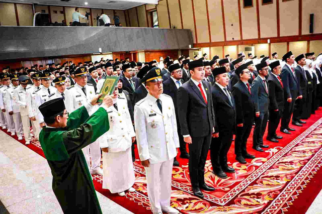 Pj Gubernur DKI Jakarta Heru Budi Hartono melantik 309 Pejabat Administrator dan Pengawas di lingkungan Pemprov DKI Jakarta, di Balai Agung, Balai Kota Jakarta, Selasa (3/10/2023). Foto: Pemprov DKI Jakarta