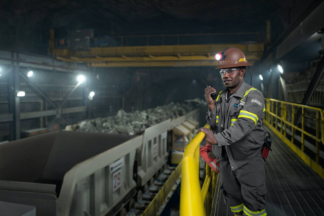 PT Freeport Indonesia (PTFI) menerima empat Penghargaan Good Mining Practice 2023 dalam aspek Pengelolaan Teknis, Konservasi, Lingkungan, dan Standarisasi Usaha Jasa di Jakarta, Jumat (29/9/2023). Foto: Freeport Indonesia
