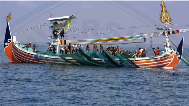  proses penangkapan ikan oleh nelayan dengan menggunakan prahu slerek. foto: dokumentasi pribadi.