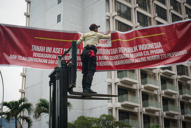 Pemasangan spanduk aset milik pemerintah di area Hotel Sultan kawasan Gelora Bung Karno, Jakarta, Rabu (4/10/2023). Foto: Iqbal/kumparan