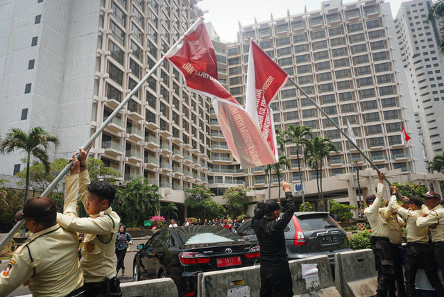Pemasangan spanduk aset milik pemerintah di area Hotel Sultan kawasan Gelora Bung Karno, Jakarta, Rabu (4/10/2023). Foto: Iqbal/kumparan