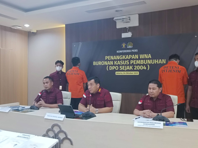 Imigrasi bekuk dua buronan RRT, Rabu (4/10). Foto: Hedi/kumparan