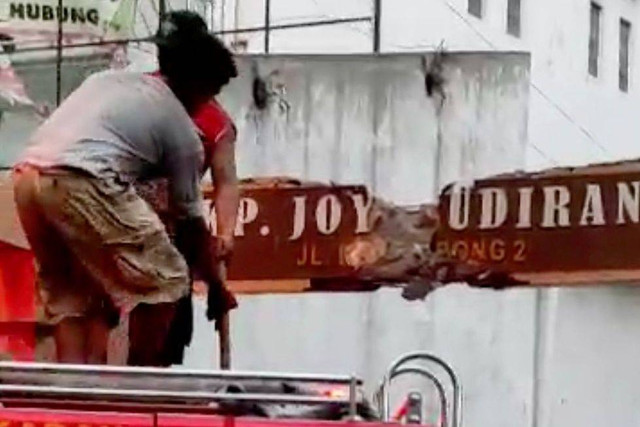 Warga merobohkan gapura yang menghalangi mobil pemadam kebakaran di Solo.
 Foto: Dok. Istimewa